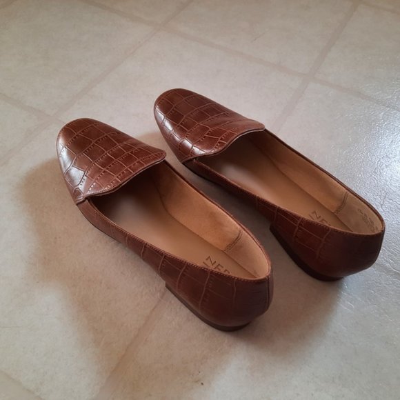Naturalizer Loafers - 8.5 M, Tan/Maple Croco hand-crafted finish, leather upper - Picture 2 of 4